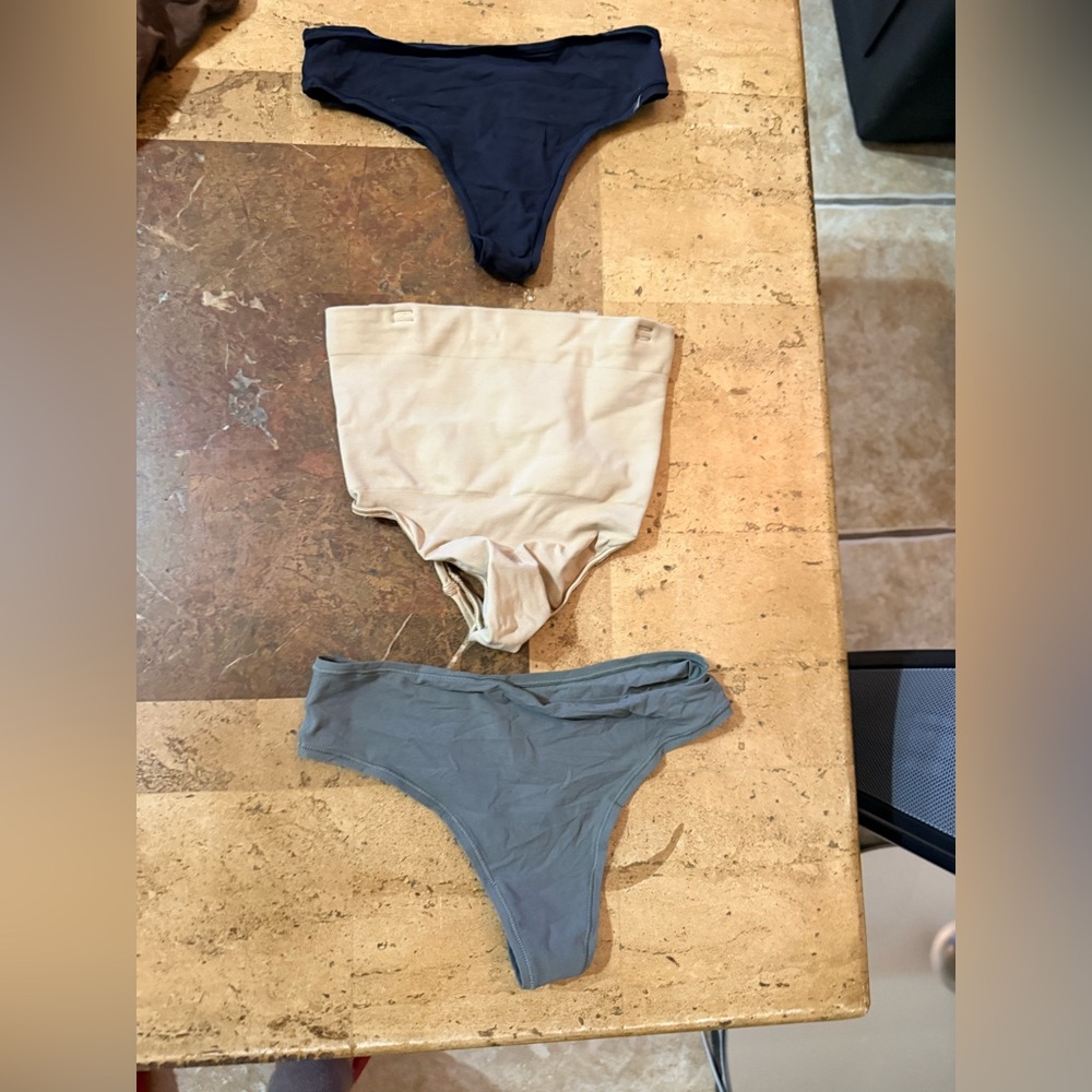 NWOT SKIMS 3 piece bundle panties XS

LOT BIN 16